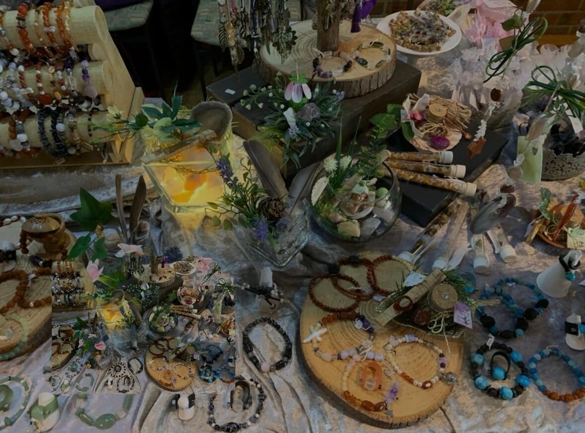 Verschiedene Künstler bieten Schmuck an